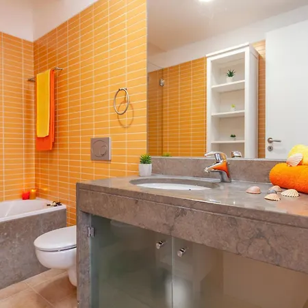 Incredible Townhouse W Pool, Holiday home Albufeira