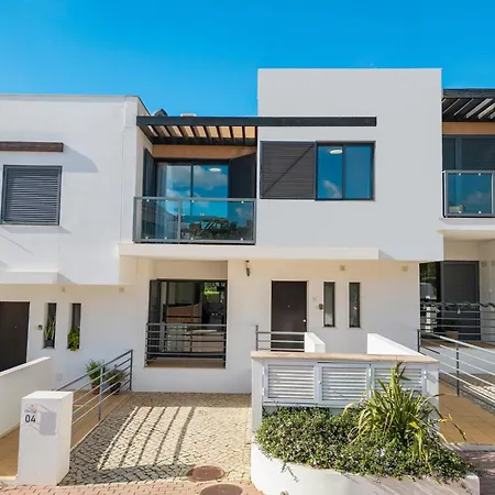 Townhouse In Albufeira Near Stunning Beaches Дом отдыха Албуфейра