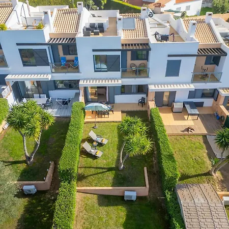Townhouse In Albufeira Near Stunning Beaches Дом отдыха Албуфейра